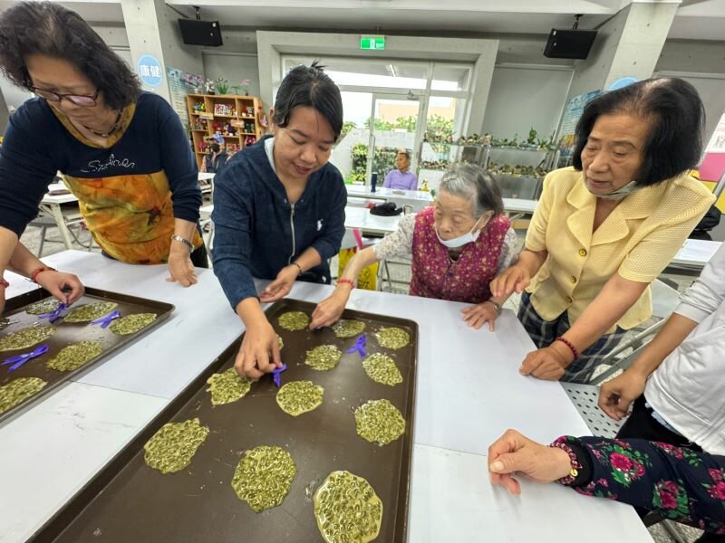 苗栗水尾社區透過綠色照顧計畫，「阿嬤ㄟ 胖」千歲麵包店闖出名號。(圖片來源／梁清文)