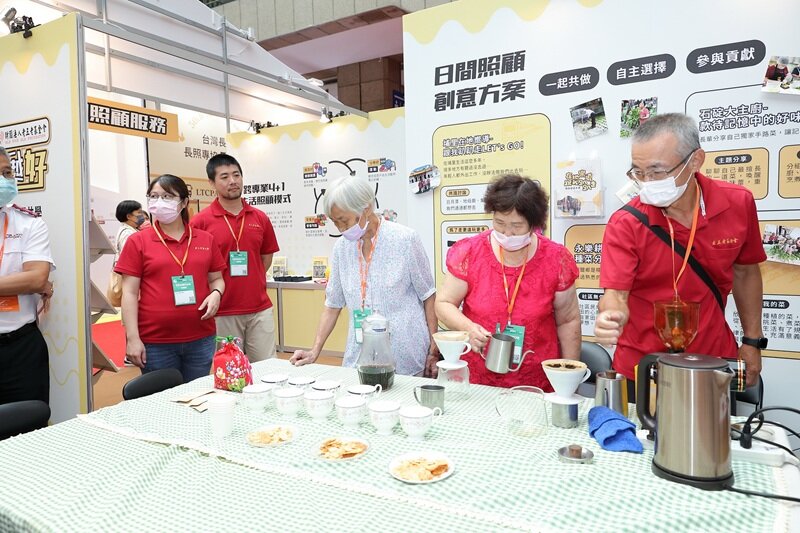 北歐近年積極推動的「日常工具賦能」的概念，台灣的日間照顧也開始落實讓長輩在他們日常最愛的活動中，達到健康促進的效果。(圖片來源/侒可傳媒)