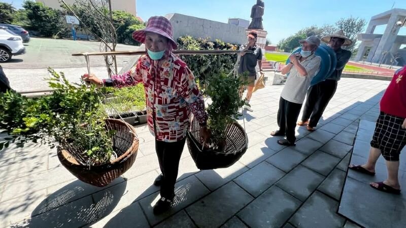 拔草、修剪、推車、挑擔，都已對應的肌肉訓練部位。圖片來源／吳振發