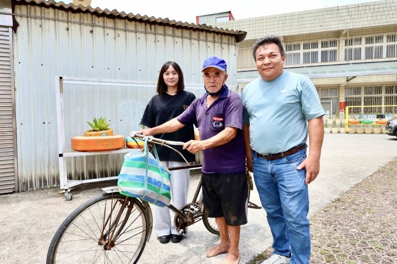 埔頂社區發展協會理事長張欽（右）深受天生暗啞卻默默付現的父親（中）默默付出的影響，回饋社區。兩位女兒就讀餐飲科、將所學帶回社區，小女兒小芸（左）則考上警專盼能守護社區。(攝影／侯俐安)
