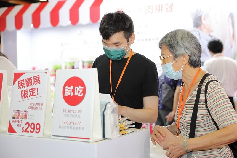 家居照顧展的核心關鍵，超前部署「老後生活」的各項需要，展區設置友善膳食與進食照顧的攤位。(圖片來源/侒可傳媒)
