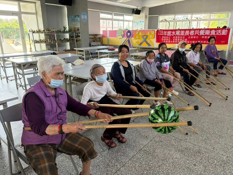中興大學USR團隊深耕水尾，透過綠色照顧、園藝輔療改善長者肌力。(圖片來源／吳振發)