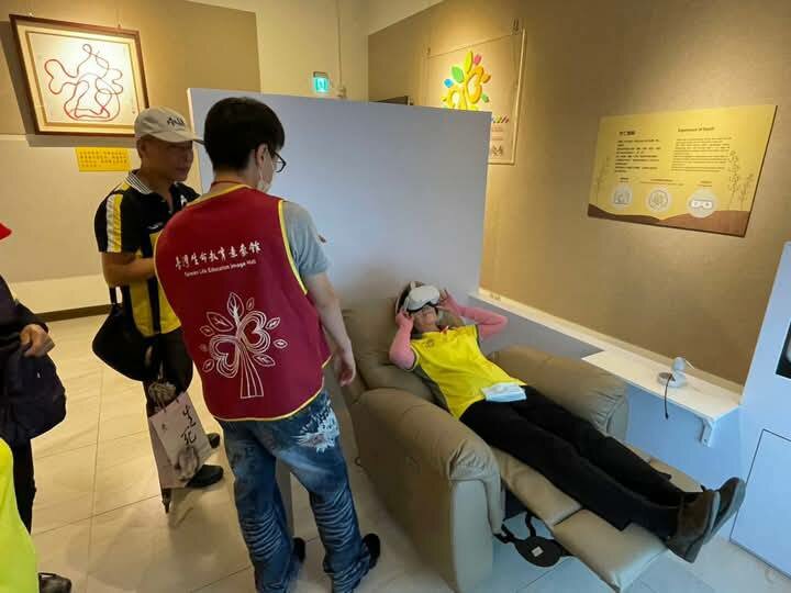 館內以AI虛擬實境體驗人臨終及死亡，反思尊重生命的意義及價值。(圖片來源/蔡長穎)