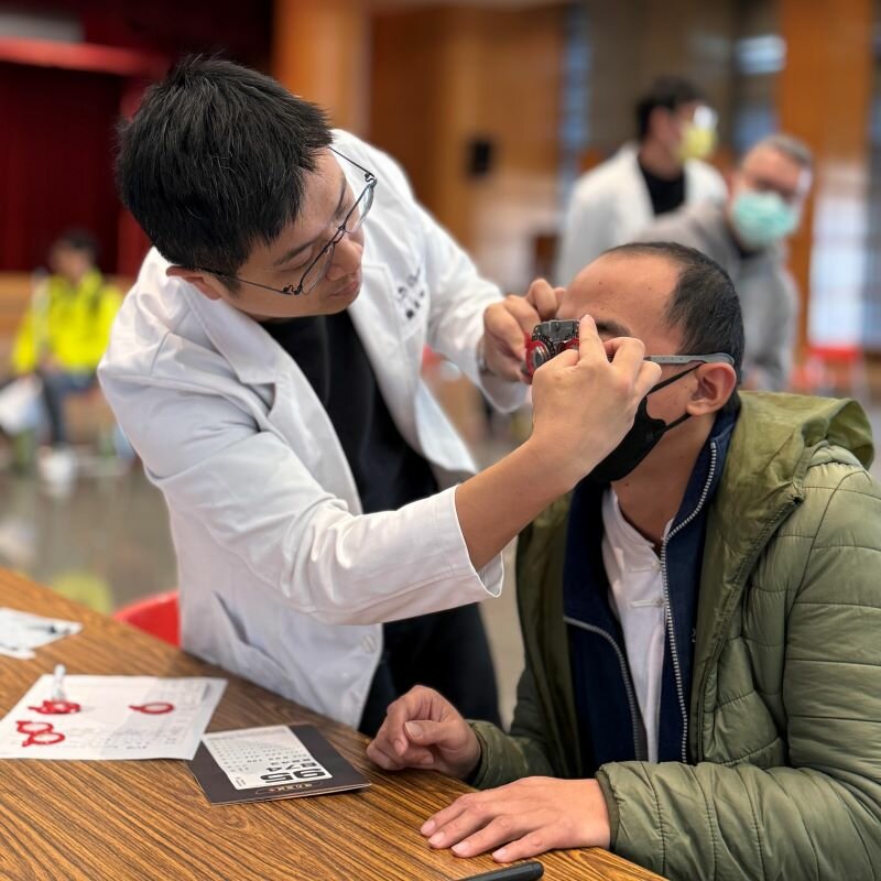 當長者「看不清、聽不清」時，真正被影響的往往不只是感官本身，而是整體生活參與能力、移動安全與自我照顧能力。（圖片來源：黃群宸）