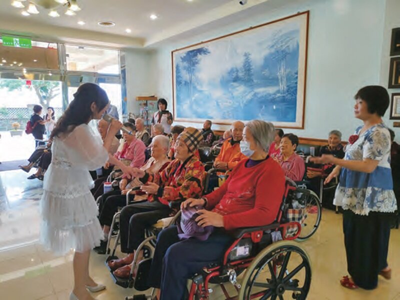 陳瑞祥以身障者的自身經驗規劃臺中市私立廣達老人長期照顧中心，堪稱當時全台最年輕且第一個身障者投入開設老人福利機構。（攝影／江綺玲）