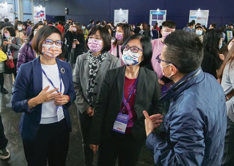 「2021臺中長照論壇」吸引近500位來自全國長照實務界、學術界先進共襄盛舉，衛福部長照司司長祝健芳（中）亦到場分享。（圖片來源／侒可傳媒）