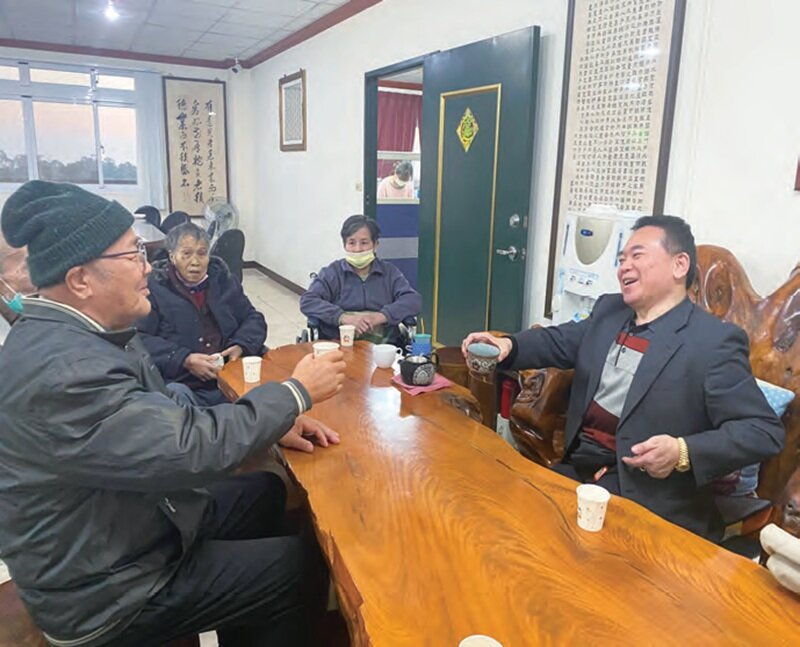 無論多麼忙碌，陳瑞祥每天仍抽空巡視機構，跟住民泡茶聊天，全年無休卻樂在其中。（圖片來源／陳瑞祥）