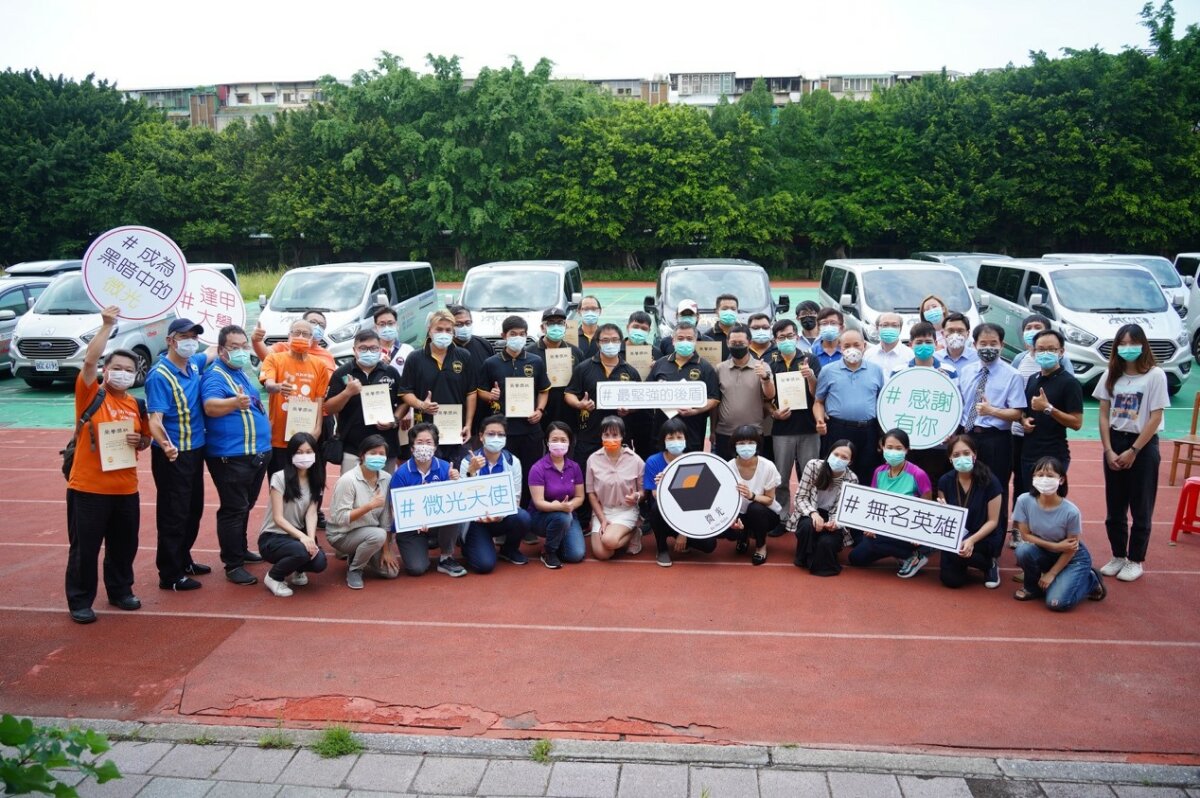 微光車隊成為防疫工作的一大助力，並在完成任務後回到長照交通就醫接送服務行列，繼續守護長輩。（圖片來源／侯勝宗）