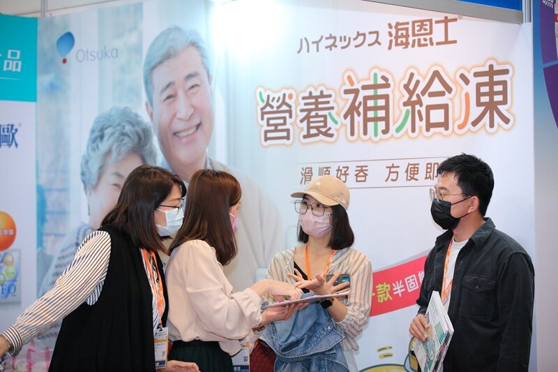 台灣大塚製藥營養補給凍屬低GI食品，幫助長輩控制血糖並改善肌肉流失情形。（攝影／盧春宇）