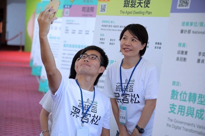 「青銀共創」讓年輕人與長輩成為合作夥伴，打造雙贏的照顧局面。（圖片來源／總統府Flickr）
