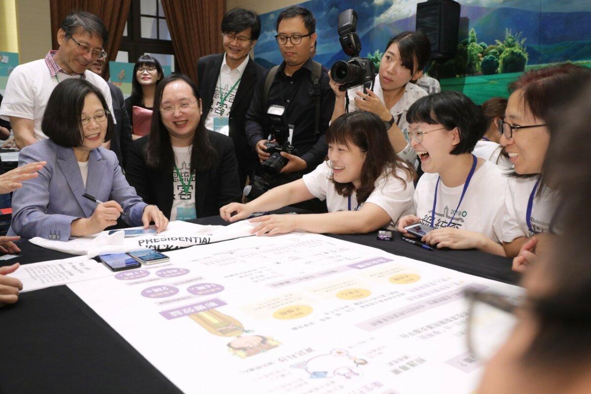 唐鳳從自己曾參與評審的「總統盃黑客松」中，思考科技輔助長照服務轉型的著力點。（圖片來源／總統府Flickr）
