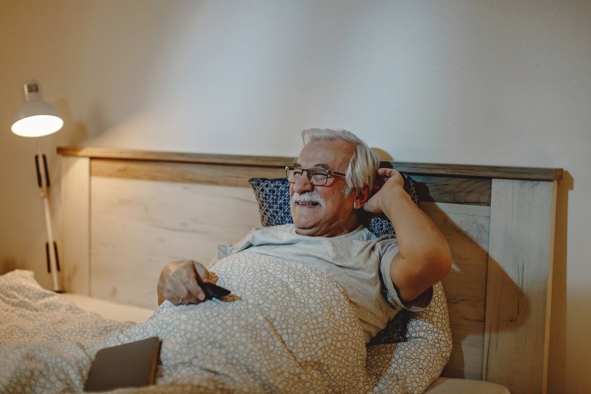 智慧照明有助於長者睡眠品質、情緒穩定與心理修復，甚至幫助維持心智。（圖片來源／freepik）