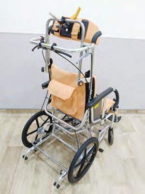 輕巧穩固型的高背輪椅，有助於住民移動過程姿勢依舊挺立。（圖片來源／和頌長照社團法人）