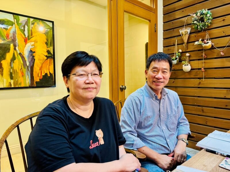 春寧長照集團董事長傅吉田（右）、執行長丁秀娟（左）。(圖片來源／春寧長照集團)