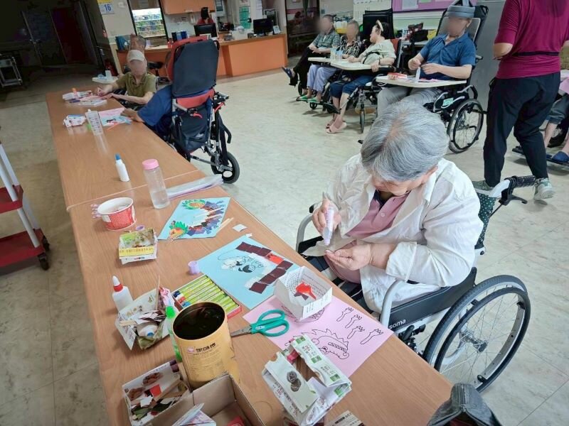 陽明長春長者端午節製作龍舟拼貼。(圖片來源／春寧長照集團)
