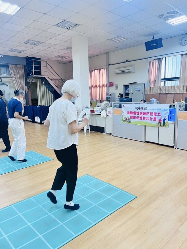 方塊踏步運動為針對高齡者預防跌倒設計新興運動模式，目前台灣各地高齡者相關機構，皆有開設方塊踏步運動之活動在日間照護課程中。(圖片來源/曾令君)