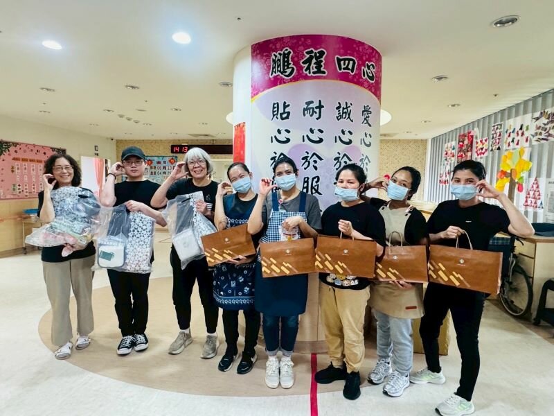 鵬程護理之家工作人員發放端午節禮物。(圖片來源／春寧長照集團)