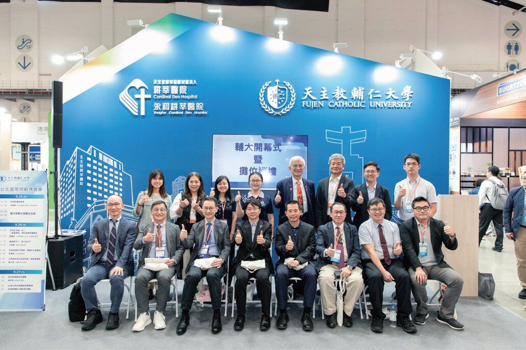 前排右起，輔仁大學事業長黃揚名、輔仁大學醫學院院長廖俊厚、輔大醫院副院長徐明洸、輔仁大學行政副校長楊志顯、輔仁大學資源與事業發展副校長彭正浩、新店耕莘醫院院長鄒繼群、永和耕莘醫院院長趙嘉倫。後排右起，輔大醫院老年醫學中心執行長張哲誠、輔仁大學醫學院跨專業長照碩士學位學程主任施以諾、國家生技醫療產業策進會執行長錢宗良、輔仁大學高齡產業新創加速器計畫主持人謝邦昌、耕莘醫院長照副院長洪淩鈺、永和耕莘醫院長照副院長許瓊文、羅東聖母醫院處長尹佩芳、湖口社區長照機構組長林文心。(圖片來源/輔仁大學)