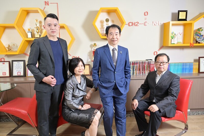 美康健康事業的靈魂人物，由左至右分別為營運長陳啟倫、董事許麗鳳、執行長許有杉、 董事長許有和。(攝影/劉國泰)