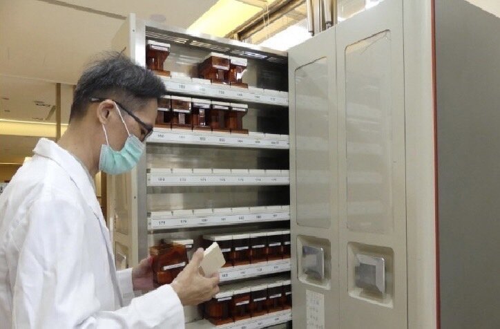 福澤清福藥局位於清福養老院內，使用智慧自動包藥機，讓機構內藥事服務更省時便利。(圖片來源/福澤清福藥局)