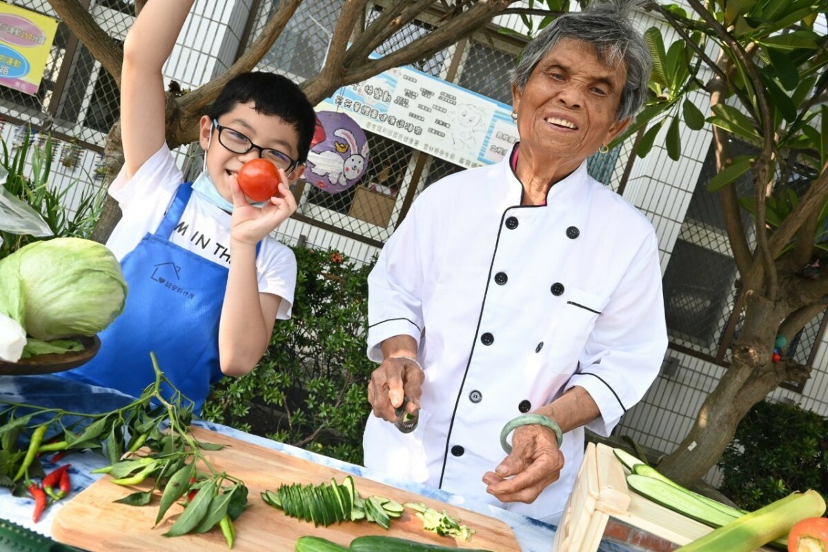 透過綠照計畫的推動，整合農村特色與資源，讓農村社區中健康、亞健康的長輩社會參與，帶動青銀共生與共創。(圖片來源/農業部農村發展及水土保持署南投分署)