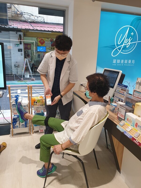 2019年資策會攜手敏盛醫療體系，以旗下躍獅連鎖藥局作為社區長照「馨據點」，打造全台第一智慧藥局1號店。(圖片來源/資策會)