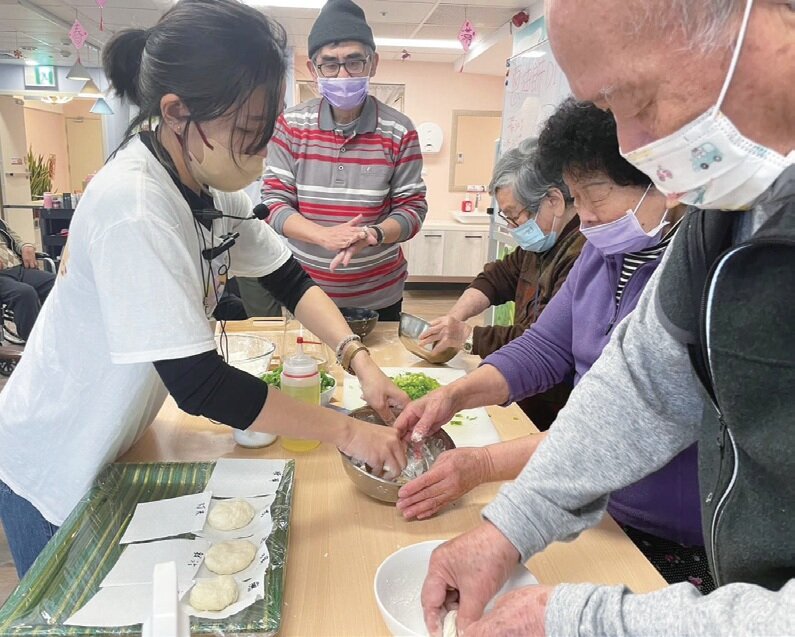 大心日照的營養師和主廚會帶著 長輩們一起製作點心，將不好吞 嚥或較不健康的食材，以營養並 適合長輩吞嚥的食材取代。(圖片來源/許睿慈)