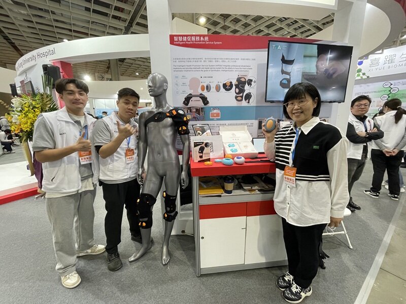 智遊科技是年輕的創業團隊，他們開發智慧健促服務系統，用於服務肌少症長輩。（攝影/戴淨妍）