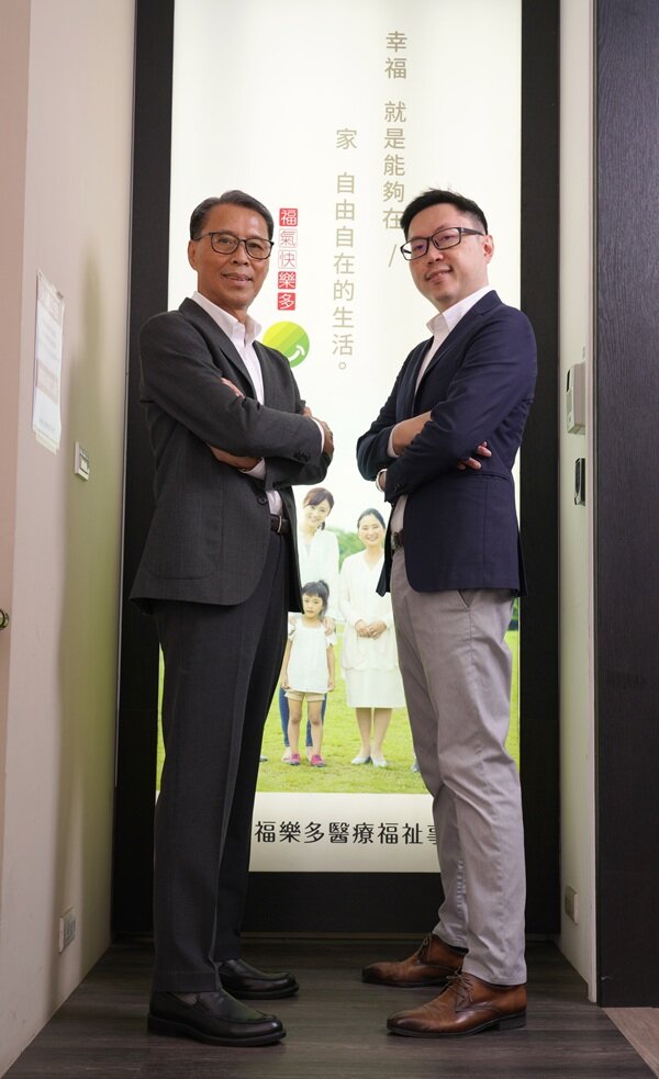 福樂多總部辦公室外面的看板一段文字：「幸福就是能夠在／家 自由自在的生活」（左是蔡錦墩；右是蔡俊明）