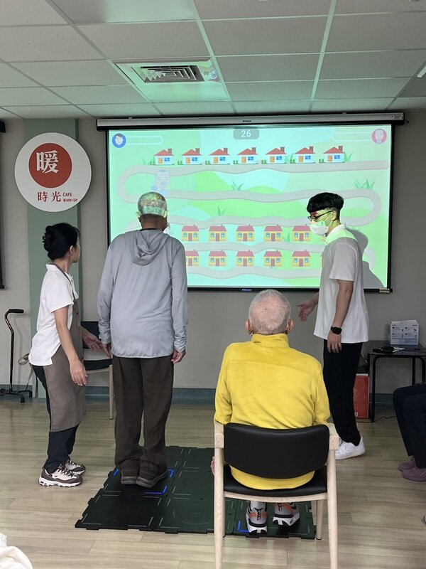日照長輩的需求很不一樣，像是暖時光將智慧復能科技融入長輩日常活動設計中，衛福部鼓勵日照中心朝向智慧化轉型，將推出獎勵方案。(圖片來源/中化銀髮)