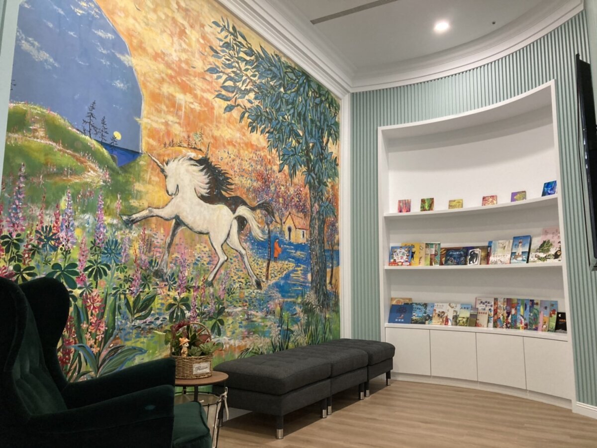 以諾平安居永春棧首創以繪本為主題的日間照顧中心。(圖片來源/豐盛健康事業)