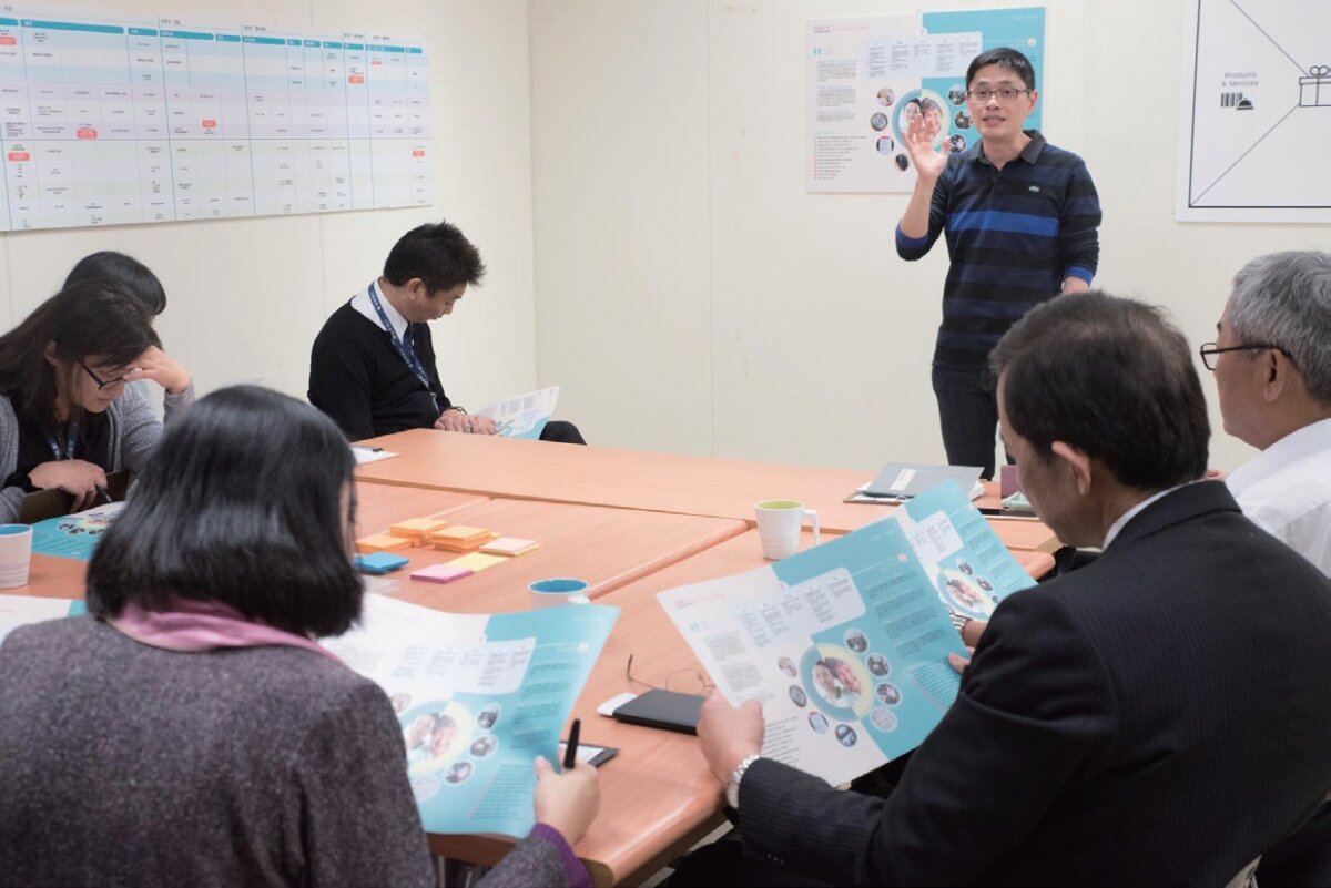 台大智活團隊探索在地老化的議題，發現居家照護的目標族群為購買代理人（子女）與使用者（父母），兩者的互動讓服務需求變得複雜。（圖片來源/台大智活）