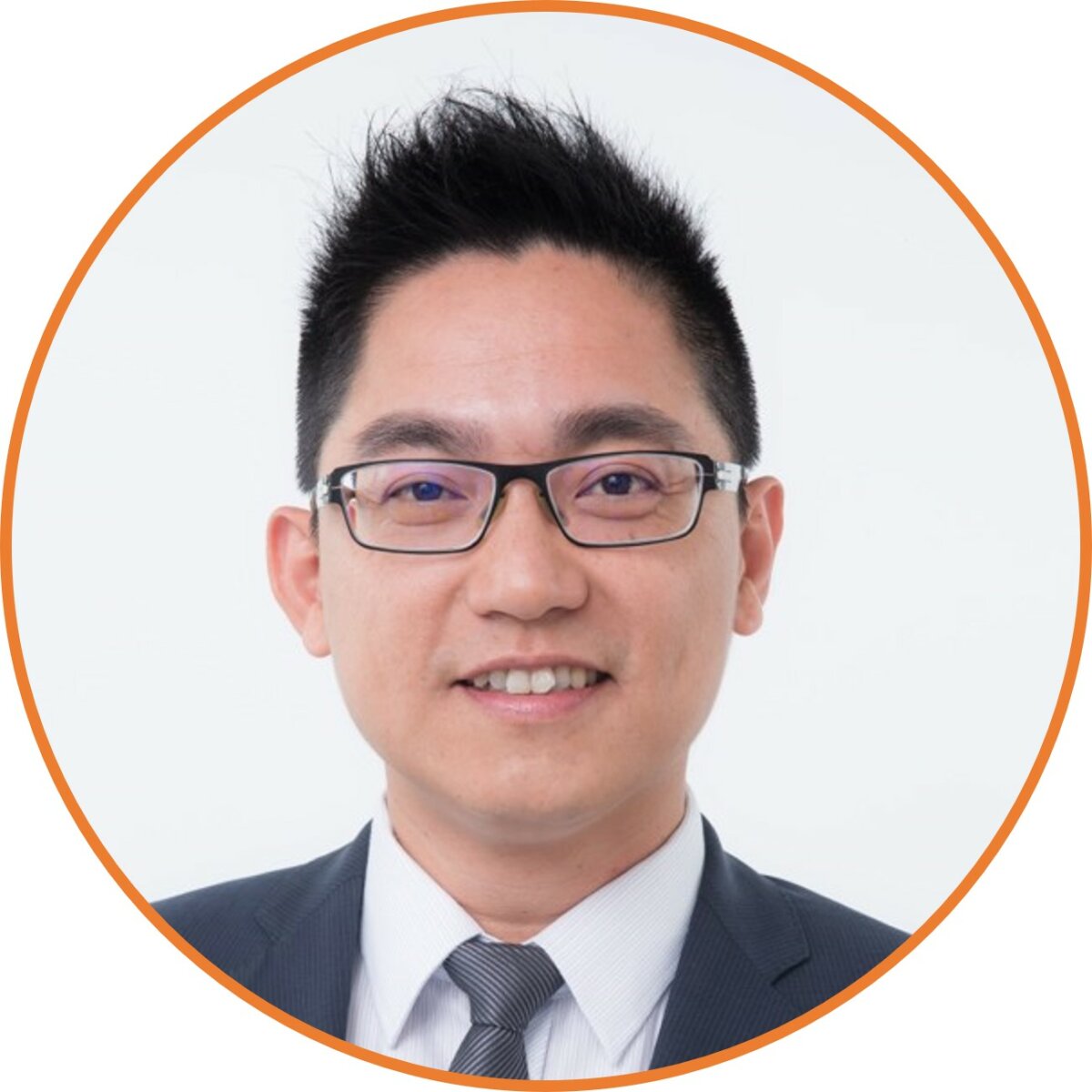 資誠聯合會計師事務所之「照顧及醫療產業服務團隊」執業合夥會計師吳偉豪。擔任生技醫療產業協同會計師、公益組織財務管理能力扶植計畫顧問、財務會計準則及審計準則講師、內部控制制度及審計準則之理論與實務顧問諮詢等。