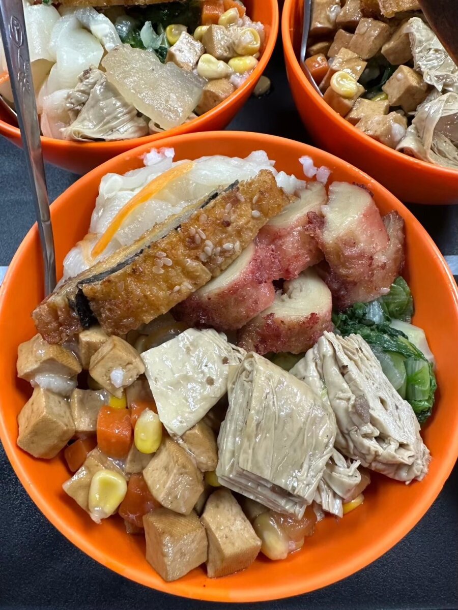 鼎居住宿機構的素食餐點相當豐盛。(圖片來源/基礎忠恕長照財團法人)