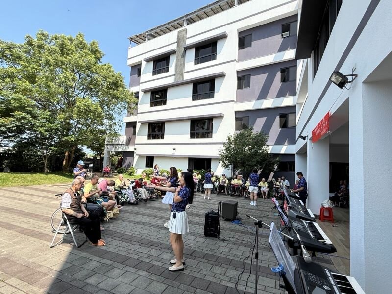 鼎居住宿機構在前方庭院舉辦活動。(圖片來源/基礎忠恕長照財團法人)