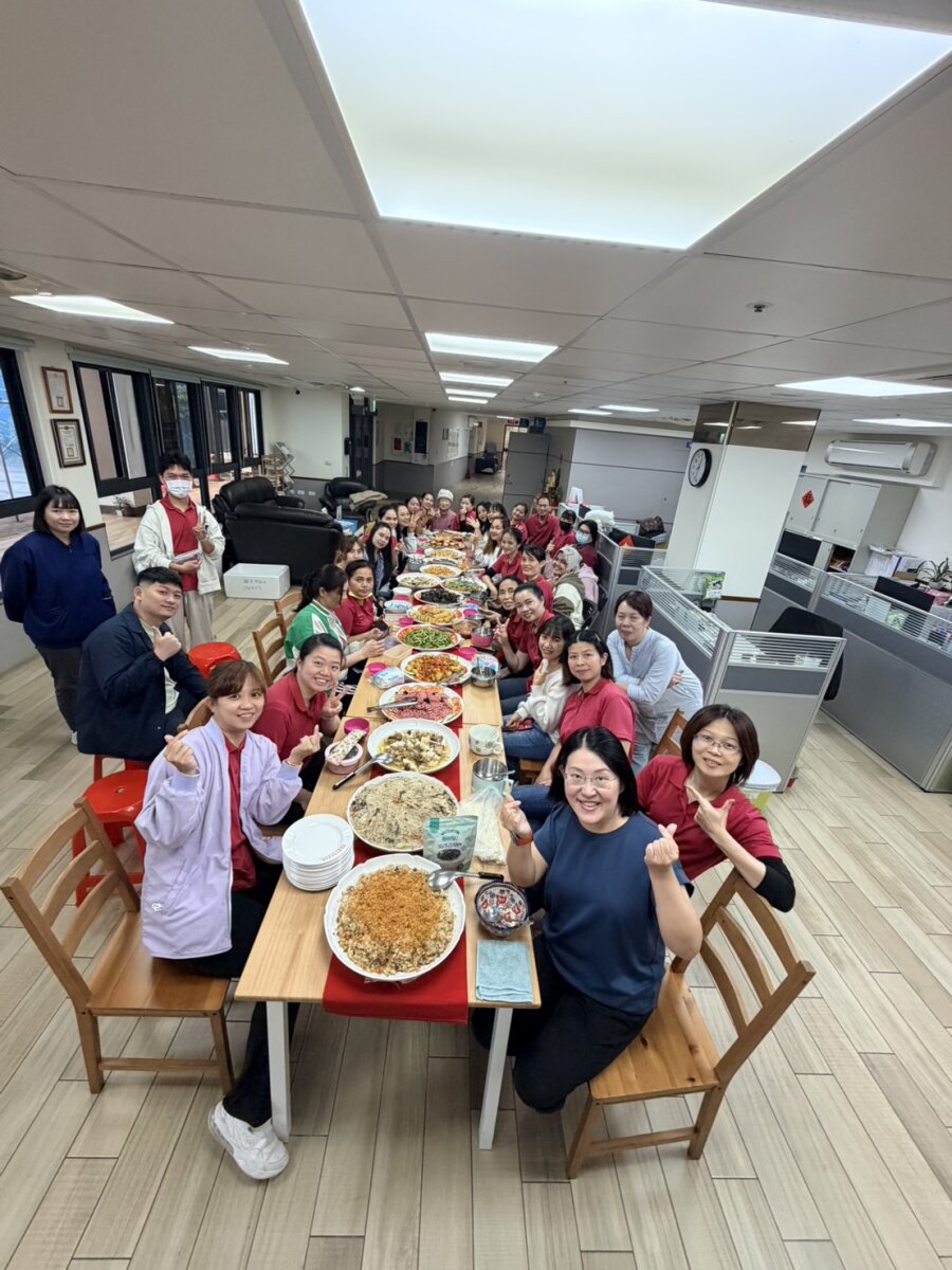 鼎居照顧人力優於法規要求，圖為員工尾牙。(圖片來源/基礎忠恕長照財團法人)
