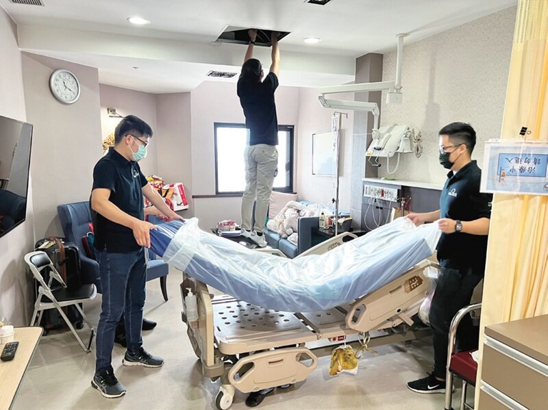 使用智慧床墊偵測住民生理訊號以及離床警示，亦須佈建網路基礎，才能將訊號回傳管理者。（圖片來源/世大化成）