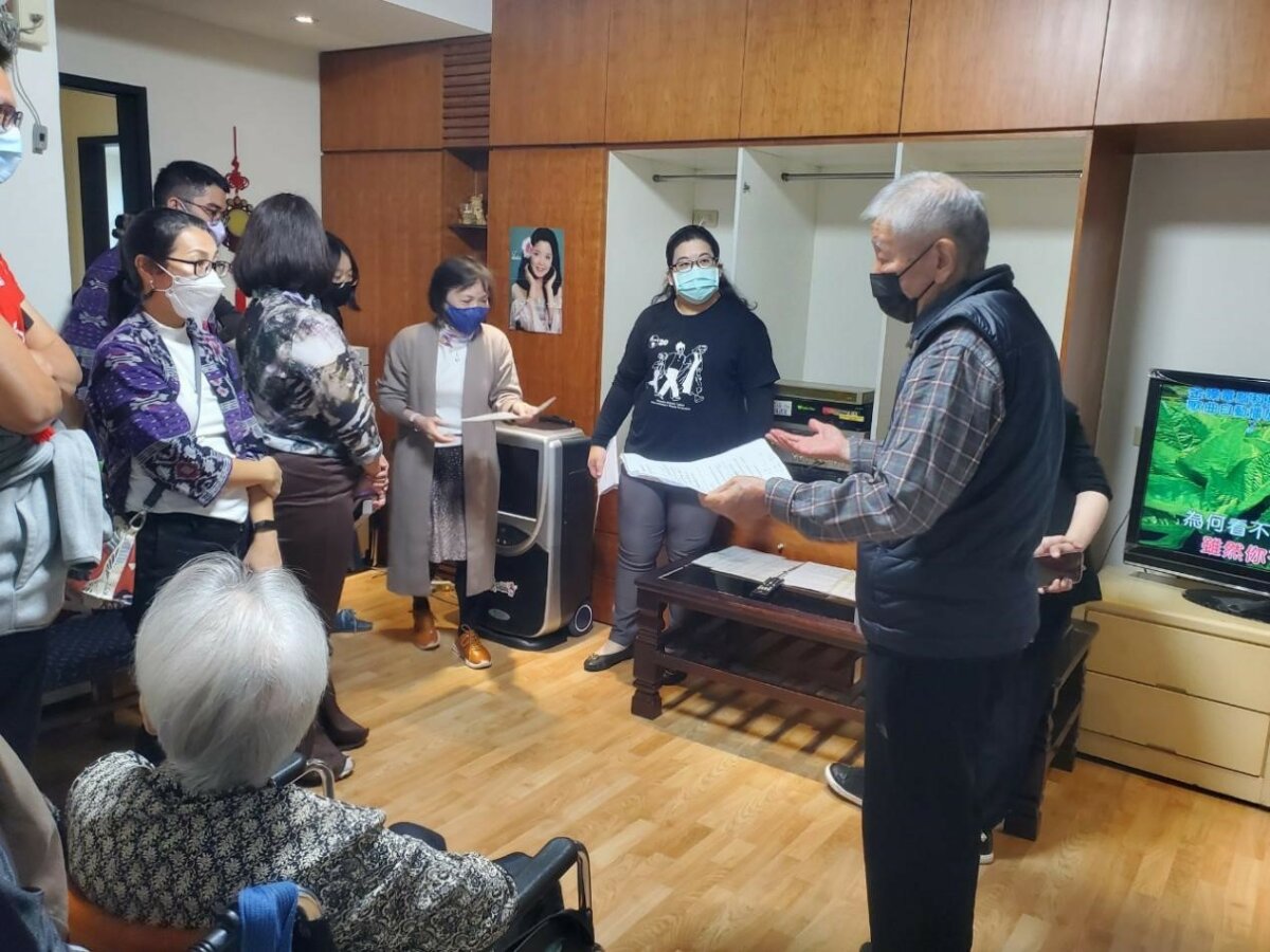 鄭伯伯以英文進行瑞智互助家庭環境導覽，令外賓印象深刻。（圖片來源。台灣失智症協會）
