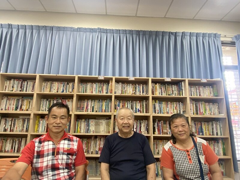 失智據點1樓是社區圖書館，左起為志工林棋、汪錫蕊與林錫川，志工自動排班顧長輩。（圖片來源／王雪玲）