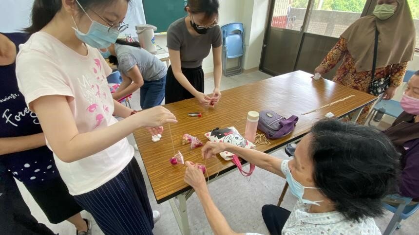 愛來學苑由台北市立聯合醫院設置於老松國小，提供長者的學習課程為非藥物方式開立的社會處方箋。