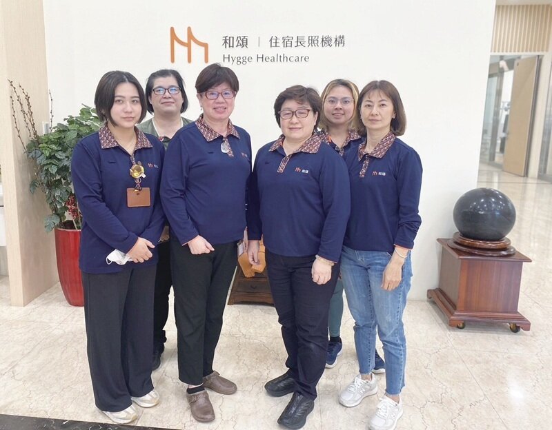 和頌住宿長照機構由董事長簡妤娟（右3）與執行長陳麗娟（左3）帶領專業護理師團隊照顧住民。（圖片來源／王雪玲）
