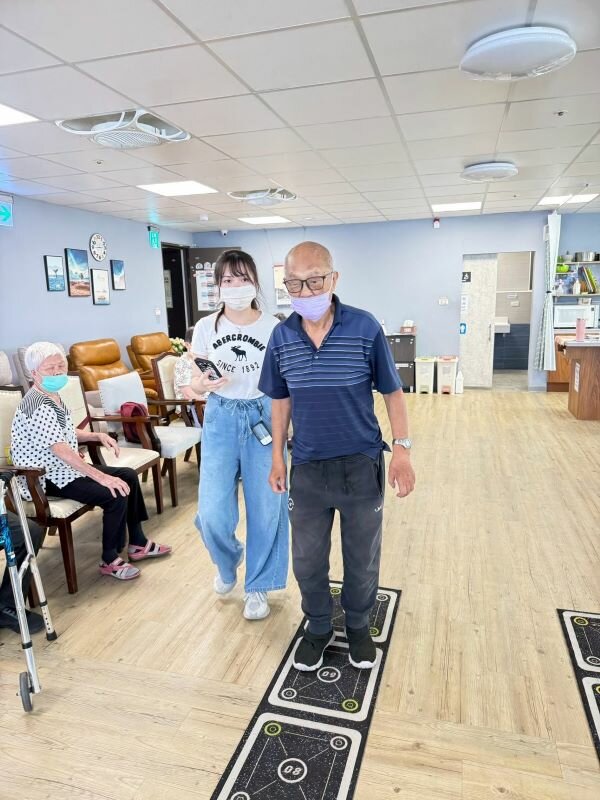 長者在日照中心內踏步運動。(圖片來源/李明璋)