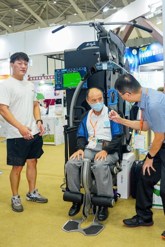 2025年可說是照顧科技正式落地元年，今年也特別在照顧科技展中設立「AI創新科技區」，展示AI照顧科技。(圖片來源/侒可傳媒)