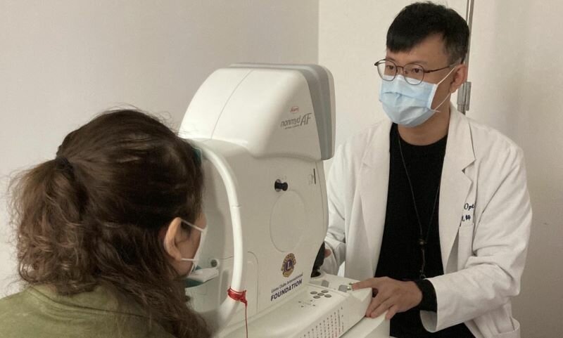 林志剛驗光師前往萬里診所進行糖尿病患者免散瞳眼底攝影檢查。(圖片來源／新北市驗光師公會)