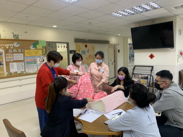 護理團隊運用創新思維技巧討論、研發新型專利產品。（圖片來源／陳雅如）