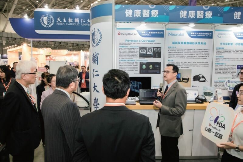 輔仁大學加速器展示高齡產業創新研發成果，其中包括AI人在精準健康領域的先端應用。(圖片來源/輔仁大學)