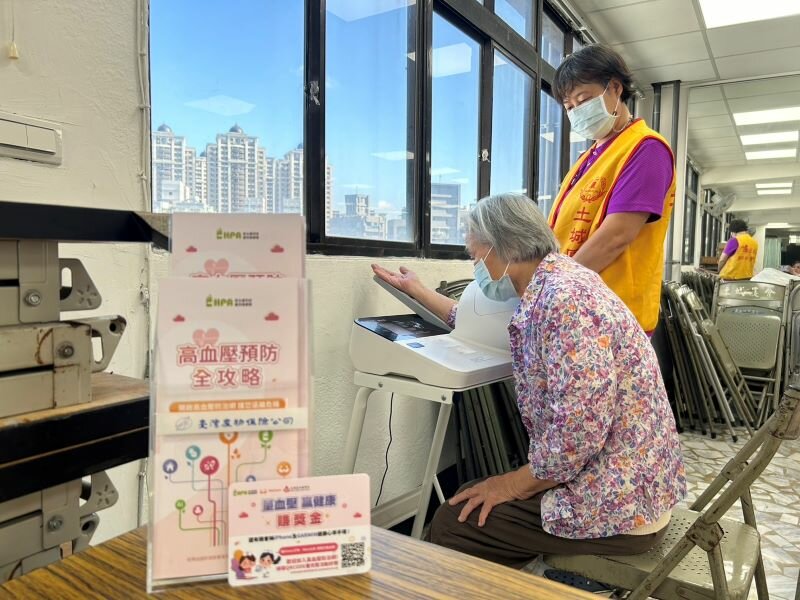 長輩在農會的血壓站點量測血壓。（圖片來源/WaCare）