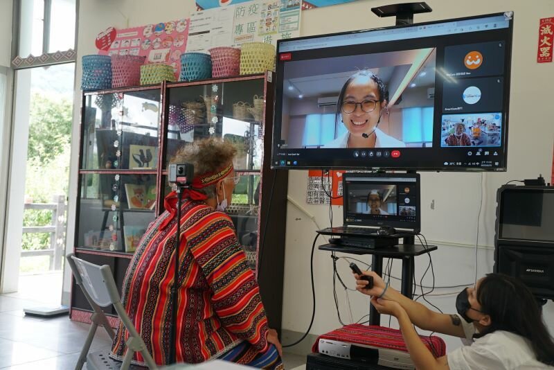 長輩透過WaCare平台，與專業師做一對一健康諮詢。(圖片來源/WaCare)長輩透過WaCare平台，與專業師做一對一健康諮詢。(圖片來源/WaCare)