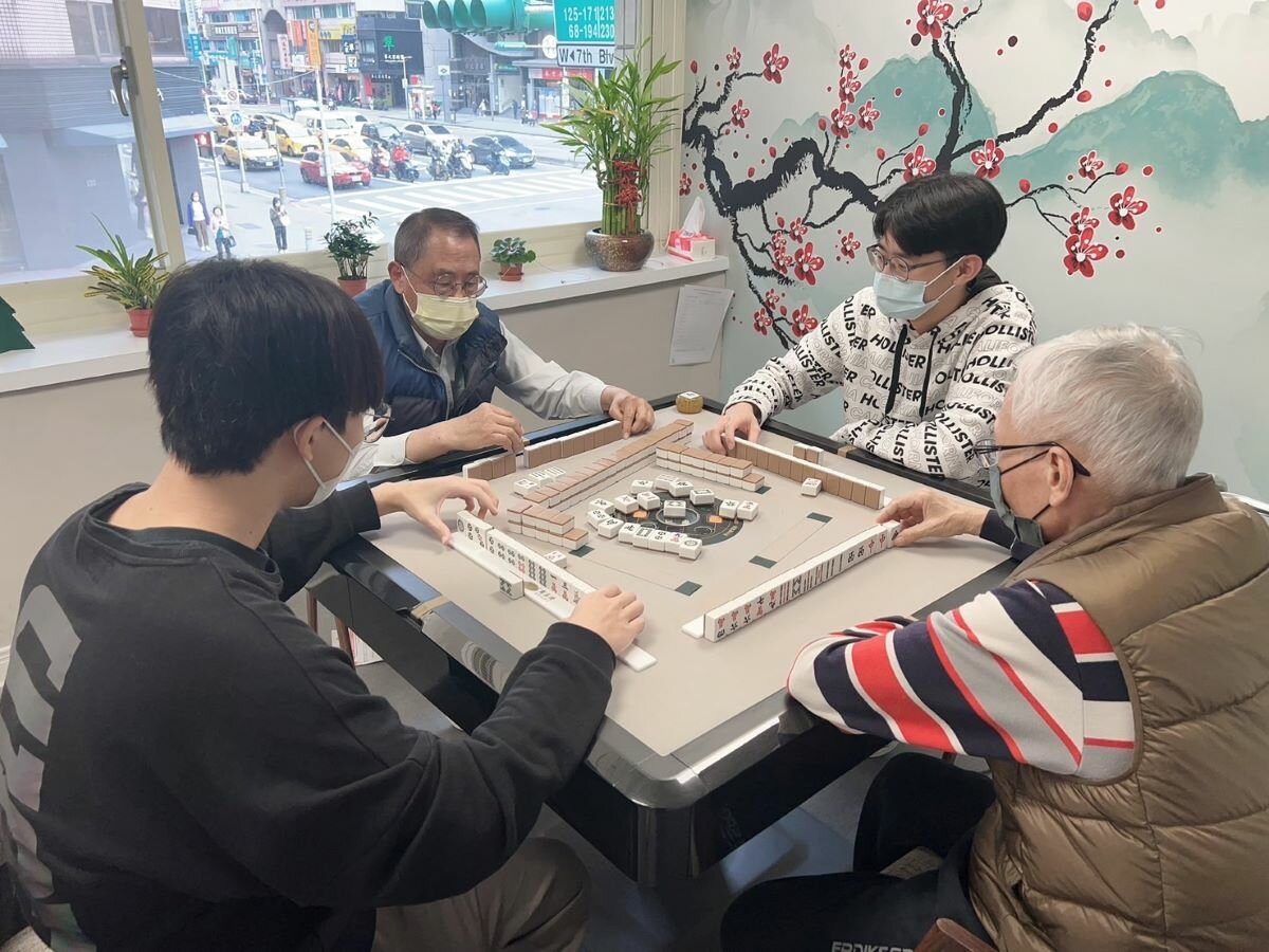 悅馨日照上網招募麻將志工，讓長輩有機會與年輕世代互動。