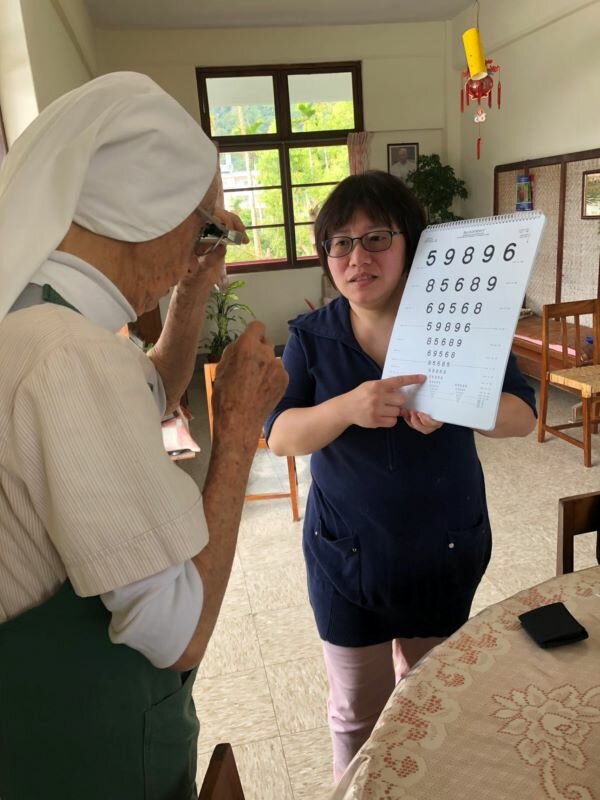 協助因黃斑病變 , 視力剩下0.1的饒培德修女。(圖片來源/龍泰視覺輔具)